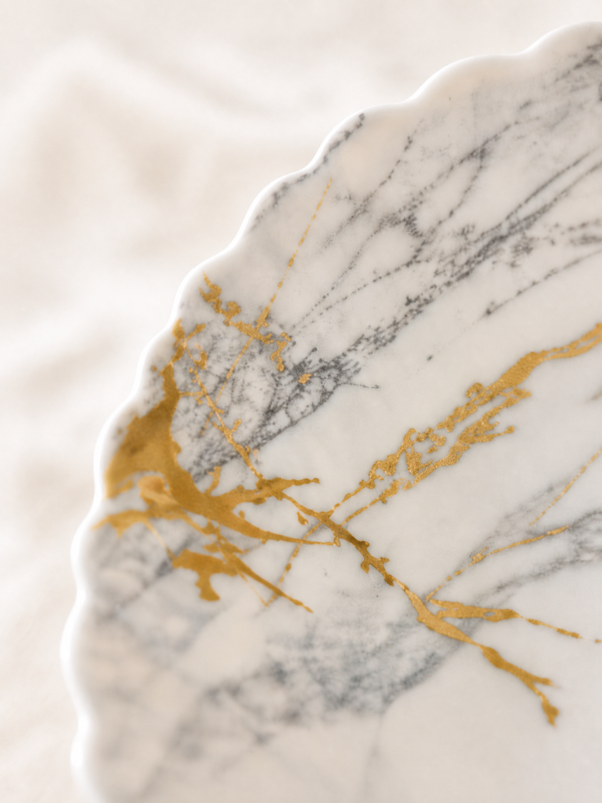 Set Veselă 38 Piese Pentru 6 Persoane, Model Golden Marble, Design Marmurat Cu Auriu, Farfurii, Boluri, Platouri Și Cană