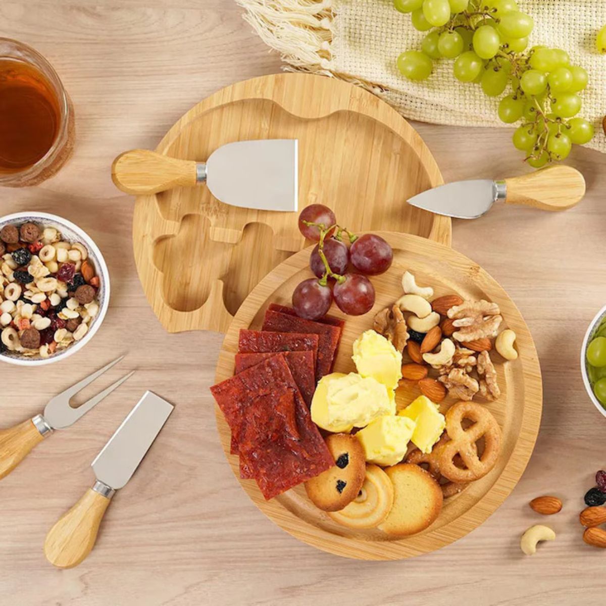 Set de Servire pentru Brânzeturi Casena 5 în 1 – Platou Rotativ din Bambus Lazy Susan, 30 cm, cu 4 Accesorii din Inox