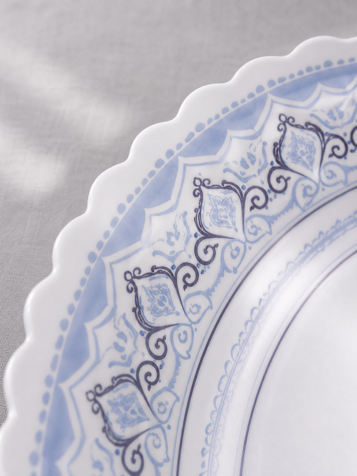 Set Veselă Din Opal 18 Piese, Model Classic, 6 Farfurii Întinse 19cm, 6 Adânci 23cm, 6 Întinse 25cm, Alb